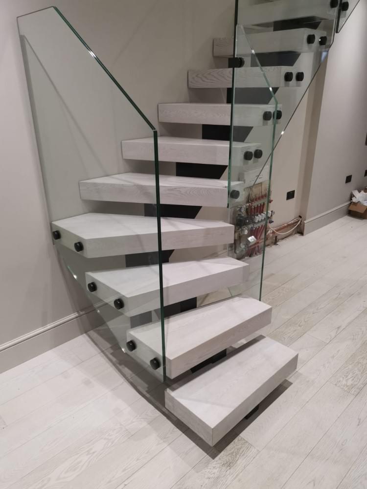 Do Stairs Need a Center Stringer?