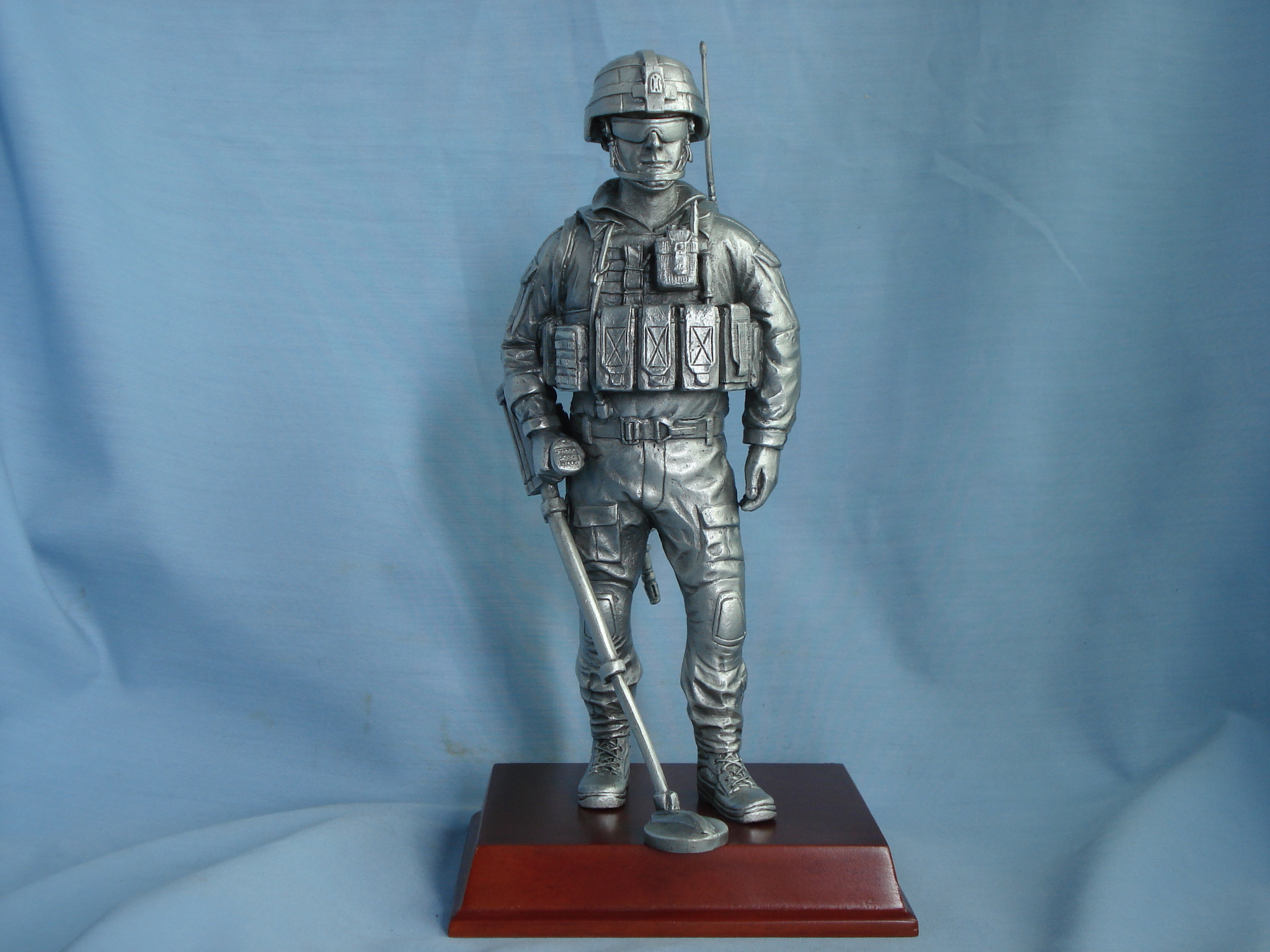 Simulated Bomb Disposal Metal Soldier Silver Military Figurine Sculpture - Excellent Military Commemorative Collectible - Rising Chance