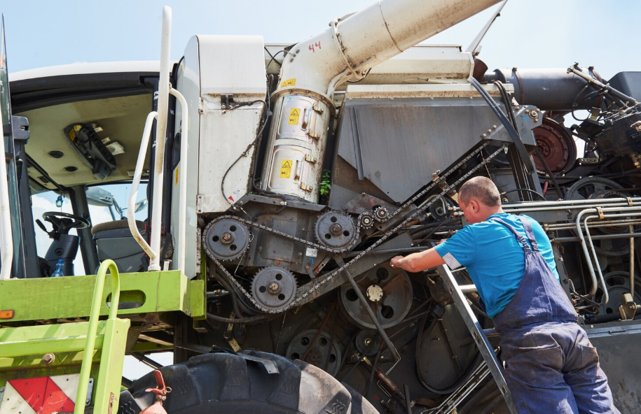 What to Do When Your Truck Breaks Down: Real Roadside Emergency Scenarios Explained