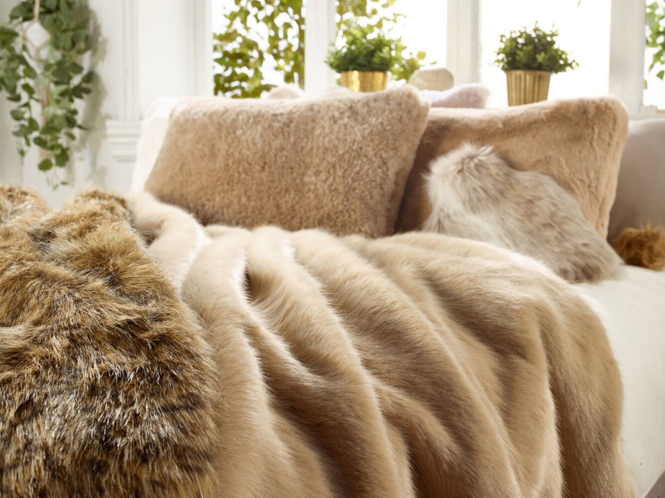 How Faux Fur Bedding Sets Bring Warmth and Texture to Minimalist Bedrooms?